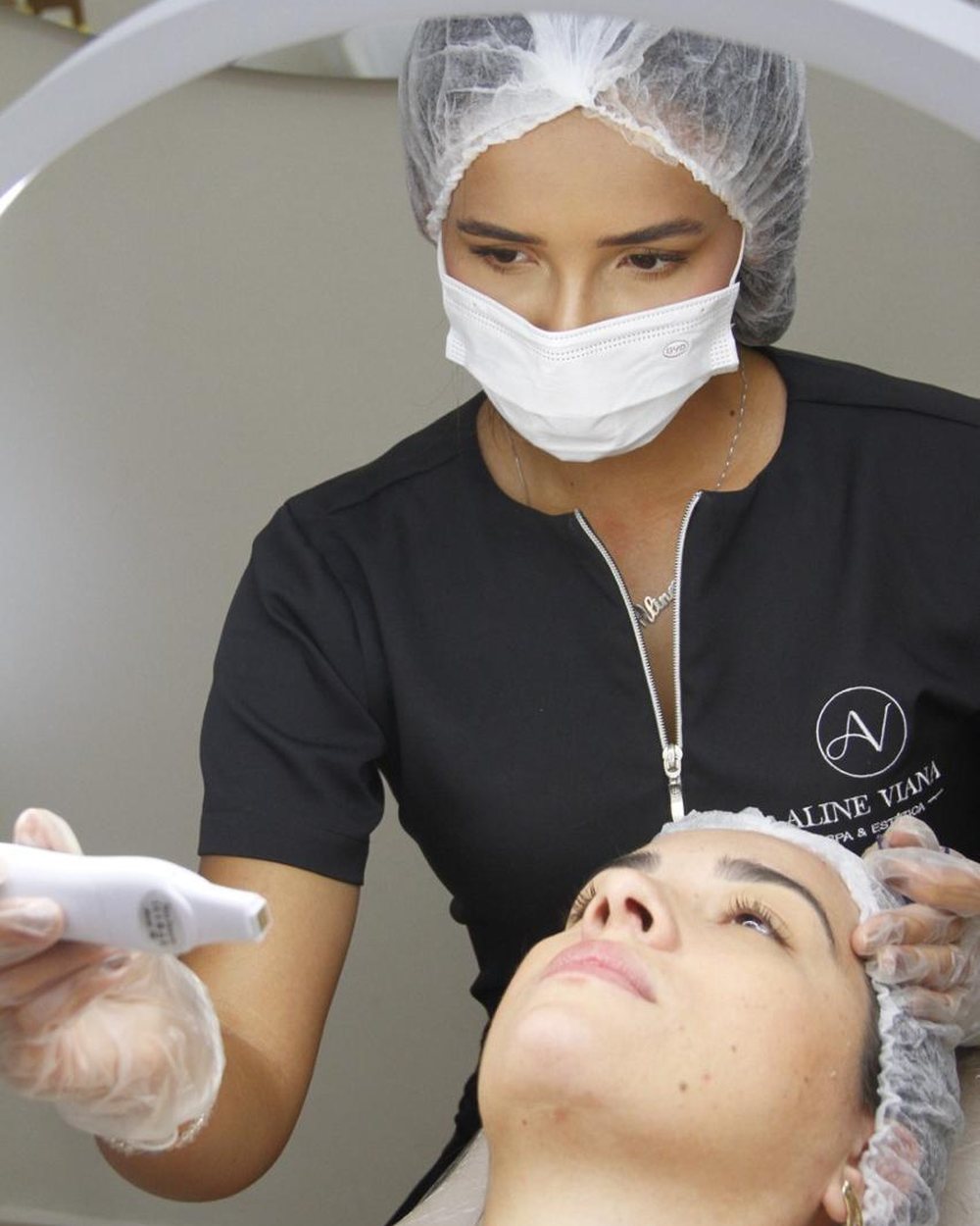 Procedimento facial em andamento.