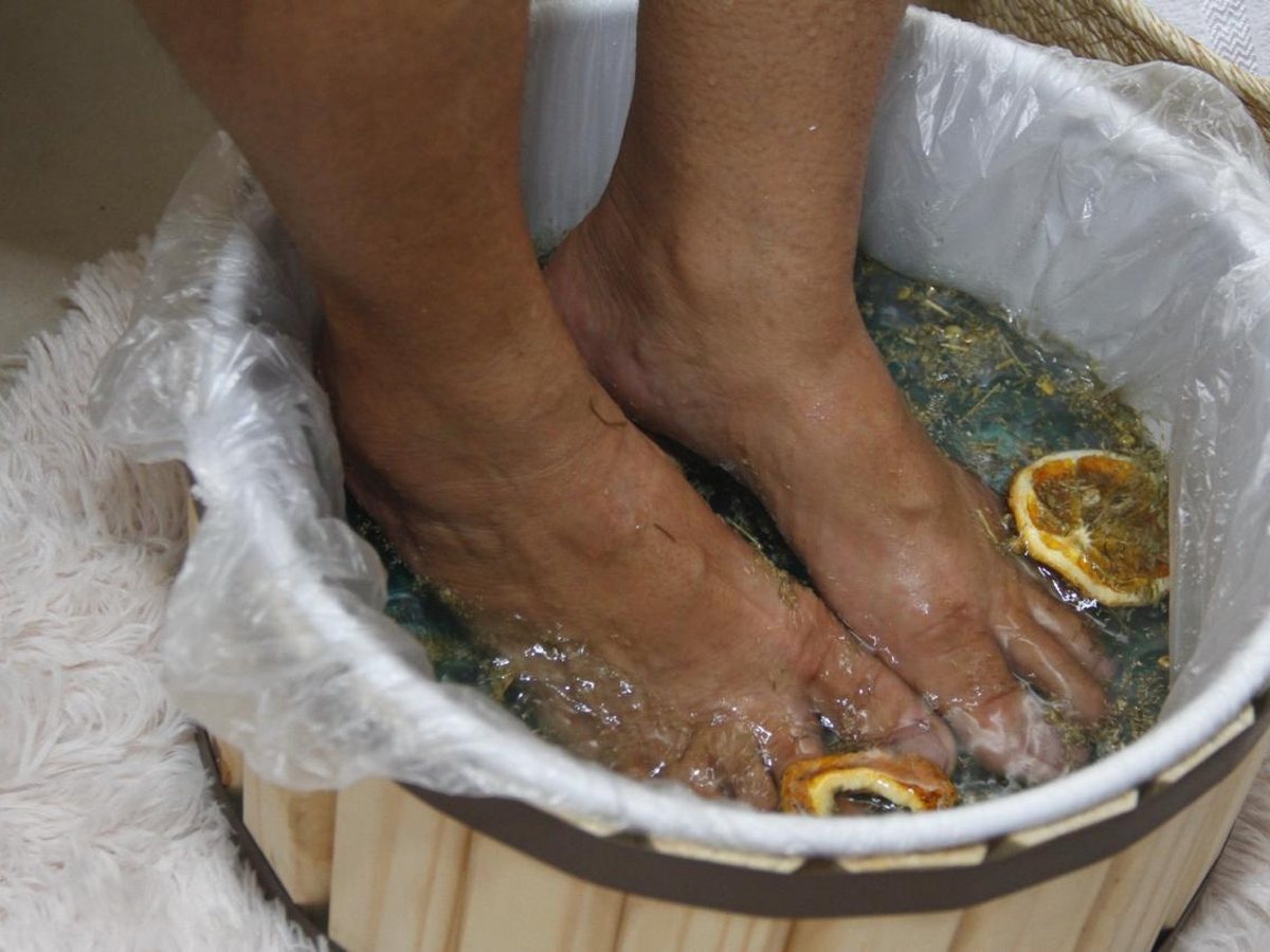 Spa dos pés com flores e óleos.
