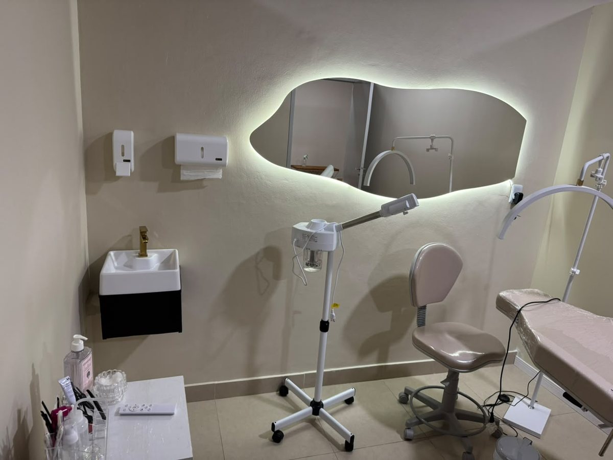 Sala de estética com equipamentos.